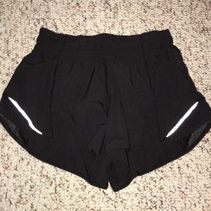 lululemon hotty hot short (2.5)
